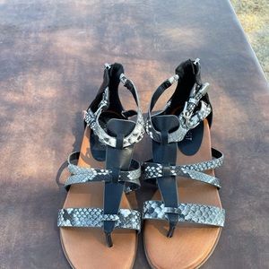 Nine West Black and Gray Strappy Flat Sandals (Size 7) New without Tags